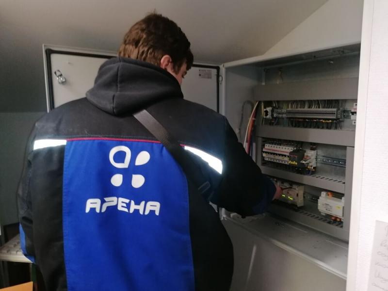 Специалист Арены проверяет шкаф автоматики системы вентиляции