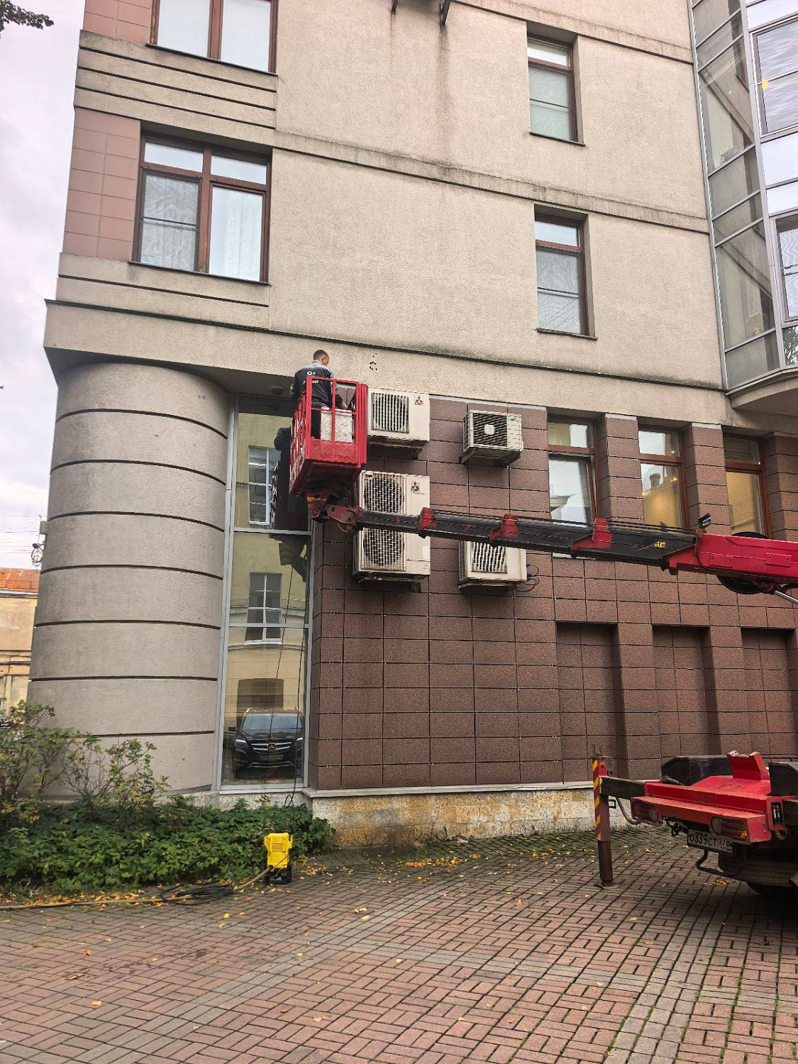 Ремонт наружного блока системы кондиционирования с подъёмника